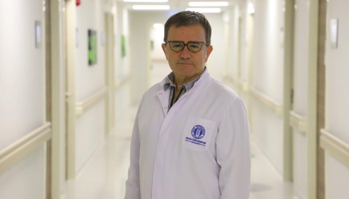 "Yazılmış birçok kanser kitabı, kanser tedavileri ve beslenme üzerine bilgiler içeriyor. Oysa "Kanser Bitti! Ya Şimdi" kanser hastalarının tedavileri sonlandıktan sonra nasıl yaşamaları gerektiğine dair bir yol haritası’’ diye tanımlıyor kitabını Dr. Tayfun Hancılar. Genellikle tedaviler esnasında yakın çevreleri ve doktorları tarafından bir koruma alanı içinde yaşayan hastalar tedavi bittikten sonra aslında daha zor bir sürece ve çoğunlukla daha yalnız başlıyorlar. Ve akıllarında doğal olarak çok sayıda soru işareti taşıyorlar.
