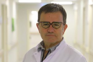 "Yazılmış birçok kanser kitabı, kanser tedavileri ve beslenme üzerine bilgiler içeriyor. Oysa "Kanser Bitti! Ya Şimdi" kanser hastalarının tedavileri sonlandıktan sonra nasıl yaşamaları gerektiğine dair bir yol haritası’’ diye tanımlıyor kitabını Dr. Tayfun Hancılar. Genellikle tedaviler esnasında yakın çevreleri ve doktorları tarafından bir koruma alanı içinde yaşayan hastalar tedavi bittikten sonra aslında daha zor bir sürece ve çoğunlukla daha yalnız başlıyorlar. Ve akıllarında doğal olarak çok sayıda soru işareti taşıyorlar.