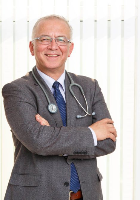 Ege Üniversitesi Tıp Fakültesi Nefroloji Bilim Dalı Başkanı Prof. Dr. Ercan Ok, “Evde hemodiyaliz yapan hastaların haftada 3 gün diyaliz merkezine belli saatlerde gitme zorunluluklarının ortadan kalktığını ve aktif olarak iş hayatına katıldıklarını söyledi