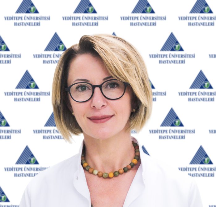 Dünya’da yaklaşık 30 milyon kişi Alzheimer tanısı almış durumda. Bu sayının 2050’li yıllarda 160 milyon kişiye ulaşacağı öngörülüyor. Hareketsiz yaşam ve fastfood tarzı beslenmenin bu artışın en büyük nedeni olduğunu söyleyen Nöroloji Uzmanı Doç. Dr. Burcu Örmeci, kilo artışı ve hareketsizlikle birlikte beyin kan akımının azaldığına, bunun da Alzheimer hastalığı açısından risk oluşturduğuna ve hasta sayısının artmasının toplumun ekonomik yükünün de artmasına neden olacağına dikkat çekti.