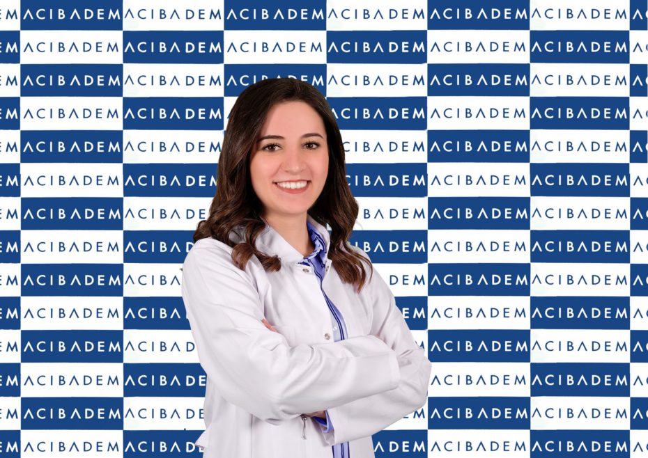 Sonbaharla birlikte havaların soğuması ve hareketlerin azalması metabolizmanın yavaşlamasına neden olurken, kilo alma endişesi ve ‘neden kilo veremiyorum’ şeklindeki sorular da artıyor.Beslenme ve Diyet Uzmanı Yeşim Özcan “Gün içinde en sık karşılaştığım sorulardan biri, ne yersem daha hızlı kilo veririm? oluyor. Ancak yağ yakan mucizevi bir besin ne yazık ki yok! Buna karşın yağ yakımını destekleyen besinler var” diyor. Kilo vermenin aslında sanıldığı kadar zor olmadığını, bunun basit bir matematik işlemi gibi düşünülebileceğini belirten Yeşim Özcan, yağ yakımını destekleyen besinleri ve kilo vermenin matematiğini anlattı, önemli uyarılar ve önerilerde bulundu.