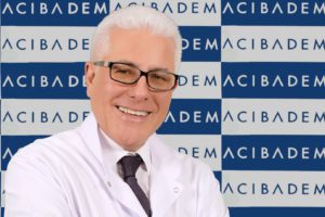 Günümüzde meme kanserinin giderek artış gösterdiğini, buna karşın bilim insanlarının yoğun çalışmalarıyla tanı ve tedavide son yıllarda devrimsel denilebilecek yöntemler geliştirdiğini belirten Acıbadem Maslak Hastanesi Tıbbi Onkoloji Uzmanı Prof. Dr. Gökhan Demir “Son birkaç yıl içinde yürütülen çalışmaların sonuçları meme kanseri pratiğimizi devrimsel nitelikte değiştirmiştir. Erken teşhis etkin ve güvenli ilaçların günlük pratiğimizde yer almasıyla her evredeki meme kanserli hastalarımıza yeni yaklaşımlarla modern tedavi seçenekleri sunabiliyoruz” dedi. Meme kanseri yaygınlaşıyor diyerek önemli uyarılarda bulundu.