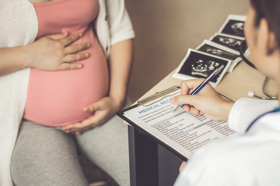 16-20 haftalar arasında kromozom anomalisi ve spina bifida taraması için üçlü veya dörtlü test yapılabildiğini hatırlatan Prof. Dr. Rukset Attar, “İkili, üçlü, dörtlü tarama testleri ve anne kanında serbest fetal DNA testi tarama testleridir. Bu nedenle bu testlerde yüksek risk çıktığı durumlarda kesin tanıyı koymak için gebelik haftasına göre koryon villus biopsisi, amniosentez veya kordosentez yapılması gerekiyor” dedi.
