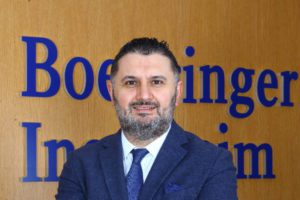 Tüm dünyayı etkisi altına alan COVID-19 pandemisinde, diyabet hemşireliğinin hastalar için çok daha hayati bir konuma ulaştığına dikkat çeken Boehringer Ingelheim Türkiye Metabolizma İş Birimi Direktörü Arif Ok; “Her ne kadar pandemi dönemiyle birlikte zor günlerden geçsek de, diyabet hala toplumun önemli bir bölümünü etkileyen ciddi bir hastalık. Bu nedenle Boehringer Ingelheim olarak hastalığının farkındalığını artırmak adına sürdürülebilir projeler yürütmeye ve ülkemizdeki tüm tip 2 diyabet hastalarına geleceğin tedavilerini sunmak için Ar-Ge odaklı çalışmaya devam ediyoruz. Büyük bir eforla mücadele ettiğimiz bu hastalığın tedavisinde; 1,5 yıllık süreçte mevcut diyabetli bireylerin kontrollerinin bozulduğunun, yeni tanı alan hastalarda görülecek artış ile diyabet hemşireliğine olan gereksinimin artacağının ve diyabet hemşireliğinin tedavideki öneminin farkındayız” dedi.