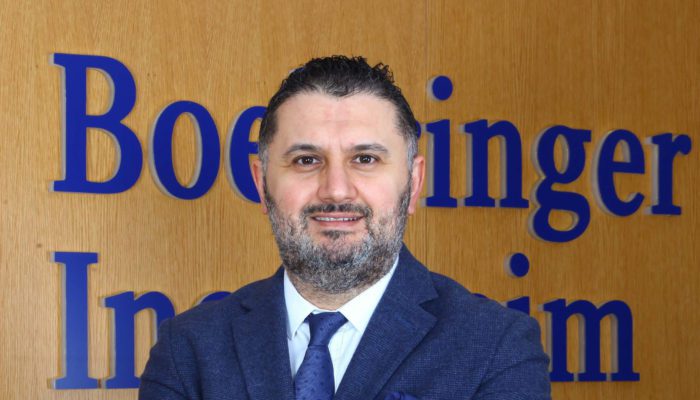 Tüm dünyayı etkisi altına alan COVID-19 pandemisinde, diyabet hemşireliğinin hastalar için çok daha hayati bir konuma ulaştığına dikkat çeken Boehringer Ingelheim Türkiye Metabolizma İş Birimi Direktörü Arif Ok; “Her ne kadar pandemi dönemiyle birlikte zor günlerden geçsek de, diyabet hala toplumun önemli bir bölümünü etkileyen ciddi bir hastalık. Bu nedenle Boehringer Ingelheim olarak hastalığının farkındalığını artırmak adına sürdürülebilir projeler yürütmeye ve ülkemizdeki tüm tip 2 diyabet hastalarına geleceğin tedavilerini sunmak için Ar-Ge odaklı çalışmaya devam ediyoruz. Büyük bir eforla mücadele ettiğimiz bu hastalığın tedavisinde; 1,5 yıllık süreçte mevcut diyabetli bireylerin kontrollerinin bozulduğunun, yeni tanı alan hastalarda görülecek artış ile diyabet hemşireliğine olan gereksinimin artacağının ve diyabet hemşireliğinin tedavideki öneminin farkındayız” dedi.