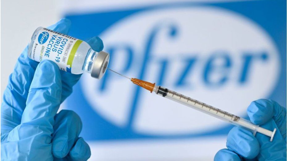Bir tarafta ölümcül hastalığa karşı aşı, diğer tarafta alerji! Pfizer-BioNTech firmasının COVID-19 için geliştirdiği aşı FDA’nın acil kullanım izni vermeye başlamasıyla birlikte bu günlerde yapılmaya başladı; alerji vakaları tartışmaları da beraberinde getirdi. 