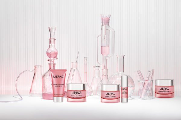 Işıltılı ve pürüzsüz bir cilt mümkün! Detoks etkili Supra Radiance serisi; yeni yılda, yeni başlangıçlar ile ışıltılı bir cilt vaat ediyor! Supra Radiance, benzersiz içeriği ve teknolojisi sayesinde kırışıklık görünümünü pürüzsüzleştiriyor, daha eşit bir cilt tonu sağlıyor ve cilde ışıltılı bir görünüm veriyor.