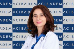 Aylardır süren Covid-19 pandemisinden en fazla etkilenen organlarımızın başında gözlerimiz geliyor. Uzun saatler süren dijital toplantılar ya da uzaktan eğitim nedeniyle saatlerce ekrana kilitlenmek gerek yetişkinlerde gerekse çocuklarda göz şikayetlerini artırdı. Göz Hastalıkları Uzmanı Dr. Emel Çolakoğlu, halk arasında ‘göz migreni’ olarak tanımlanan; göz küresinde başlayan ve aynı taraf baş yarısına yayılan keskin ağrının giderek daha fazla kişide görüldüğünü belirterek, bazı kuralların ihmale gelmeyeceğini söylüyor. Dr. Emel Çolakoğlu, pandemide yaygınlaşan göz şikayetleri ve alınması gereken önlemleri anlattı, önemli uyarılar ve önerilerde bulundu.