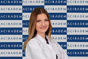 Öncelikle karne günü kötü notlara değil daha iyi olan notlara odaklanın bu, çocuğunuzun kendine olan güveninin yerine gelmesini sağlayacaktır