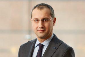1976 yılında Trabzon’da doğan Sezgin Lüle, 1998 yılında Boğaziçi Üniversitesi Mühendislik Fakültesi Endüstri Mühendisliği Bölümü’nden mezun oldu.