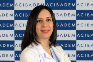 Prof. Dr. Oya Yönal, bu nedenle hiçbir risk faktörü olmasa dahi herkesin 50 yaşında kolonoskopi yaptırması gerektiğine dikkat çekti ve uyardı