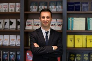 Üsküdar Ü. Psikoloji Bölümü Öğretim Üyesi Doç. Dr. Tayfun Doğan, psikolojik sağlamlık düzeyi yüksek insanlara ‘hacıyatmaz’ benzetmesi yaptı.