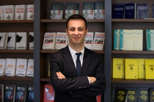 Psikolojik sağlamlıkta hacıyatmaz modeli! Üsküdar Ü. Psikoloji Bölümü Öğretim Üyesi Doç. Dr. Tayfun Doğan, psikolojik sağlamlık düzeyi yüksek insanlara ‘hacıyatmaz’ benzetmesi yaptı.