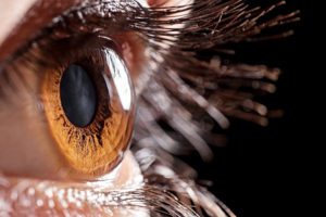 Tek odaklı ancak yakın ve uzak görmeyi düzeltebilen Edof trifokal mercekler katarakt dışında bir göz hastalığı olanlarda da uygulanabiliyor.