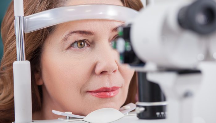 Op. Dr. Fevzi Akkan, ışık çakması, sinek uçuşması, ani görme kaybı gibi belirtilerin retina dekolmanının habercisi olabileceğini söyledi...