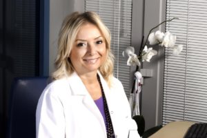 Göz tansiyonu artışı olarak da bilinen glokom, genellikle göz içi basıncının artmasıyla karakterize bir hastalıktır, körlükle sonuçlanabilir.