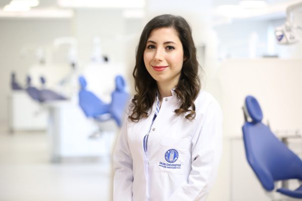 Diş taşı ile ilgili merak edilen her şey! Diş taşı, doğal veya protez diş yüzeylerinde biriken dental plağın kalsifiye olmasıyla oluşur. Diş eti kenarının üzerinde görülebilir...