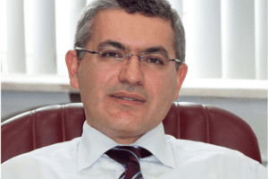 Prof. Dr. Raif Çakmur; hekim ile hasta ve hasta yakınlarının uyumunun, hastalık yönetimi açısından önemli faktörlerden biri olduğunu söyledi.