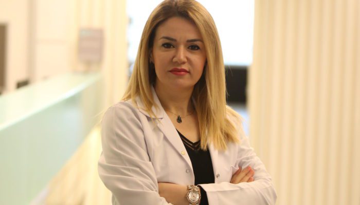 Doç. Dr. Emel Sarı Gökten, erişkin ve yaşlı nüfus gibi çocuk ve gençlerin de pandemiden oldukça olumsuz etkilendiğini aktardı.