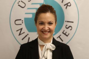 Dijital pazarlamayı ‘markaların çevrimiçi ortamda ürün ya da hizmetlerini tanıtmalarına imkan veren pazarlama süreci’ olarak tanımlayan Dr. Öğretim Üyesi Nihal Toros, “İnternetin hayatımıza girmesiyle birlikte, geleneksel pazarlama yöntemleri önemini kaybetti ve bu yeni pazarlama kanalı hem markaların hem de tüketicilerin dikkatini çekmeye başladı. Geleneksel pazarlamanın tüketici ile kurduğu tek yönlü iletişimin aksine dijital pazarlamada çift yönlü iletişim devreye giriyor. İletişim sürecinin vazgeçilmez unsuru olan geribildirim, markalara hedef kitlelerini tanıma fırsatı sağlarken aynı zamanda ürün ya da hizmetlerin de değişikliğe gitmelerine de imkan tanıyor” dedi.