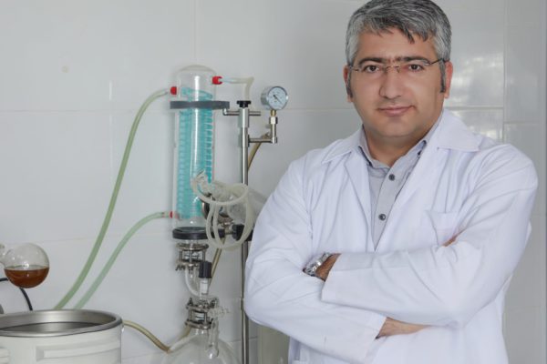 Tüketici, hayvanlara saygılı kozmetik üretimi istiyor! Vegan ve hayvanlar üzerinde yapılan testlere ilişkin açıklamalarda bulunan Laber Organik Genel Müdürü Levent Kahrıman, “Vegan olan bir kozmetik ürün, herhangi bir hayvansal veya hayvansal türevli girdi içermez. Bal, balmumu, lanolin, kolajen, albümin, karmin, jelatin gibi içerikler varsa ilgili ürünün vegan olduğunu iddia etmek ise doğru olmayacaktır. Bu nedenle, günümüzde özellikle kolajen ve jelatinin bitkisel kökenli alternatifleri üretilmeye başlandı. Artık, ürün içeriklerinde de bu alternatif ürünleri daha sık göreceğiz” dedi.