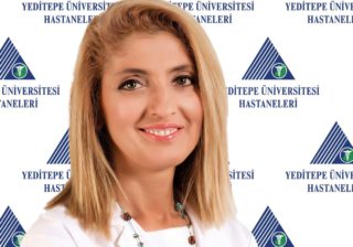 İdrar yolu enfeksiyonları menopoz belirtisi olabilir Kadının menopoz tanısının kesinlik kazanması için 12 ay boyunca hiç menstrüel kanama olmaması gerekiyor. Ancak bu dönem 3-5 yıl arasında sürebiliyor. Hatta bazı kadınlarda menopoz dönemi 8 yıl kadar uzayabiliyor. Menopozun belirti vermeden birden bire ortaya çıkan bir dönem olmadığını söyleyen Kadın Hastalıkları ve Doğum Uzmanı Prof. Dr. Rukset Attar, sıcak basması, adet dönemi düzensizlikleri gibi bilinen belirtilerinin yanında idrar yolu enfeksiyonu gibi daha az bilinen şikayetlerle de kendini gösterdiğini söyledi. “Bir kadın menopoza gireceğini vücudunda oluşan belirtilerden yola çıkarak anlayabilir” diyen Prof. Dr. Attar şu bilgileri verdi: “Menopoz dönemi üç aşamada değerlendirilir. İlk dönem menopoz öncesi “perimenopoz” olarak adlandırılan menopozal semptomların başlangıcından postmenopoza kadar olan süreçtir. İkinci dönem “Menopoz” yani son adet dönemidir. 3. ve son dönem de “postmenopoz” denilen son adet kanaması ile yaşlılık dönemi arasındaki dönemdir.”