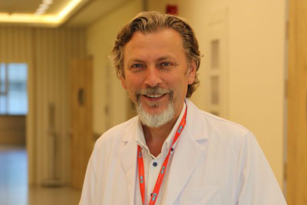 Sürekli epilepsi nöbeti, beynin yapısını bozabilir! Üsküdar Üniversitesi NPİSTANBUL Beyin Hastanesi Nöroloji Uzmanı Prof. Dr. Sultan Tarlacı, epilepsi ve epilepsi cerrahisine ilişkin değerlendirmelerde bulundu.