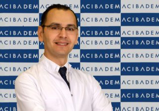 Dünyada her yıl 200 bin kadın bu hastalıkla tanışıyor! Dünyada her yıl yaklaşık 200 bin kadın yumurtalık kanserine yakalanmakta ve maalesef bu kadınların yarısından fazlası hayatını kaybetmektedir.