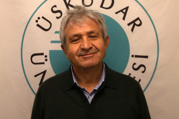Çocuğunuzu hangi periyotlarda diş hekimine götürmelisiniz? Pandemi süresinde insanların ağız ve diş sağlığı problemlerini ertelediklerini belirten Prof. Dr. Yumuşhan Günay, “İnsanlar acil olarak yaşadıkları problemlerin çözümü için bir çaba sarf ettiler. Ancak özellikle pandeminin ilk 6 ayında ağız ve diş sağlığı klinikleri ile sağlık kurumlarının faaliyetlerini asgariye indirmeleri neticesinde problemlerin çözümü konusunda ciddi güçlük yaşandı. Hastalar diş apsesi, ağrı ve protezlerle ilgili problemlerin çözümünde hekim bulma konusunda güçlük yaşadı. Pandemiye karşı hızlı önlem alma ve tedavi protokollerini oturtma konusunda seri çözüm üreterek önlemler alabilen klinikler çok yoğun bir hasta talebi ile karşılaştı. Diş hekimliğinin virüsün bulaşması açısından yüksek risk oluşturması ile ağız ve diş sağlığı hizmetlerinin devam ettirilebilmesi arasındaki ince dengeyi kurabilen klinikler bu zor günlerde çok ciddi bir sağlık hizmeti yürüttü” dedi.