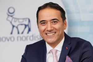 Novo Nordisk Türkiye Başkan Yardımcısı ve Genel Müdürü Dr. Burak Cem, Dünya Diyabet Günü nedeniyle yaptığı açıklamada, 21’inci yüzyılın en büyük sağlık sorunlarından biri olan diyabetin, dünyada olduğu gibi Türkiye’de de büyük bir hızla arttığına dikkat çekti. Türkiye’nin Avrupa’daki en yüksek diyabet sıklığına ve üçüncü en yüksek diyabetli birey sayısına sahip olduğunu vurgulayan Cem, açıklamasını şöyle sürdürdü: “Uluslararası Diyabet Federasyonu’nun (IDF) açıkladığı yeni rakamlar diyabetle mücadelenin önemini bir kez daha gözler önüne seriyor. Güncel rakamlara göre bugün dünya çapında 537 milyon yetişkin, her 10 kişiden 1’i diyabetle yaşıyor. Bu rakam 2019'daki tahminlerin 74 milyon üzerinde bir artış. Toplam sayının 2030 yılına kadar 643 milyona, 2045 yılına kadar ise 783 milyona yükseleceği tahmin ediliyor. Dolayısıyla, IDF diyabetin benzeri görülmemiş büyüklükte bir salgın olduğuna dikkat çekiyor. Türkiye, Avrupa’daki en yüksek diyabet sıklığına ve üçüncü en yüksek diyabetli birey sayısına sahip ülke. Her 100 kişiden 16’sında diyabet hastalığı görülen Türkiye’de yaklaşık 9 milyon diyabetli birey bulunuyor. Bu rakamın 2045 yılında 13.4 milyona çıkacağı tahmin ediliyor.”