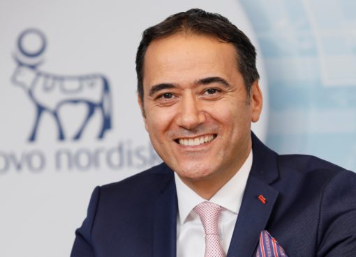 Novo Nordisk Türkiye Başkan Yardımcısı ve Genel Müdürü Dr. Burak Cem, Dünya Diyabet Günü nedeniyle yaptığı açıklamada, 21’inci yüzyılın en büyük sağlık sorunlarından biri olan diyabetin, dünyada olduğu gibi Türkiye’de de büyük bir hızla arttığına dikkat çekti. Türkiye’nin Avrupa’daki en yüksek diyabet sıklığına ve üçüncü en yüksek diyabetli birey sayısına sahip olduğunu vurgulayan Cem, açıklamasını şöyle sürdürdü: “Uluslararası Diyabet Federasyonu’nun (IDF) açıkladığı yeni rakamlar diyabetle mücadelenin önemini bir kez daha gözler önüne seriyor. Güncel rakamlara göre bugün dünya çapında 537 milyon yetişkin, her 10 kişiden 1’i diyabetle yaşıyor. Bu rakam 2019'daki tahminlerin 74 milyon üzerinde bir artış. Toplam sayının 2030 yılına kadar 643 milyona, 2045 yılına kadar ise 783 milyona yükseleceği tahmin ediliyor. Dolayısıyla, IDF diyabetin benzeri görülmemiş büyüklükte bir salgın olduğuna dikkat çekiyor. Türkiye, Avrupa’daki en yüksek diyabet sıklığına ve üçüncü en yüksek diyabetli birey sayısına sahip ülke. Her 100 kişiden 16’sında diyabet hastalığı görülen Türkiye’de yaklaşık 9 milyon diyabetli birey bulunuyor. Bu rakamın 2045 yılında 13.4 milyona çıkacağı tahmin ediliyor.”