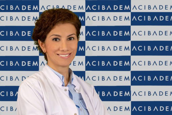 Gelip geçicidir diye düşünmeyin! MS’in oluşumunda en büyük rolü, bağışıklık sistemi oynuyor. Bağışıklık sistemi normalde vücudu dış etmenlere karşı savunurken kendi hücrelerini tanıyor. Ancak bilinmeyen nedenden dolayı sistem bozuluyor ve kendi hücrelerine özellikle de sinir iletimini oluşturan beyin ve omurilikteki hücrelere karşı saldırıya geçiyor. Beynin vücuda gönderdiği elektrik sinyalleri sayesinde hareket ve koordinasyon sağlandığını söyleyen Esra Mıhçıoğlu şunları söyledi: “Sinir hücrelerini koruyan ve görevlerini yerine getirmelerine yardımcı olan, sinir hücrelerinin etrafındaki örtü gibi kılıflara miyelin adı verilir. Bağışıklık sistemi miyelin kılıflarına saldırdığında ‘plak’ adı verilen hasarlı bölgeler oluşur. Bunun sonucunda MS atakları dediğimiz, yürüme, konuşma, görme gibi eylemlerde bozulmalar olabilir. Bağışıklık sisteminin sinir hücrelerine neden saldırdığı ise henüz bilinmiyor. Bazı araştırmalar, Epstein Barr virüsüne maruz kalma ile MS riskinin arttığını gösterse de henüz bilimsel olarak olarak kanıtlanmış değil. Hastalık kronik olmakla birlikte, çoğu durumda başlangıçta genellikle hafiftir. Bununla birlikte, bazı insanlar yürüyemeyebilir, normal his ve dengeye sahip olabilir ve hastalık ilerledikçe hafızayı etkileyebilir. MS ilaçları ile tedavinin bu ilerlemeyi durdurduğu defalarca gösterilmiştir.”