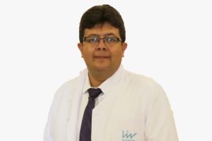 Lenfomalar vücudumuzda lenf bezlerinden veya diğer lenfoid dokulardan kaynaklanan kanser türüdür. Teşhis edilemeyen hastalıkların lenfoma açısından da değerlendirilmesi gerektiğini söyleyen Liv Hospital İç Hastalıkları ve Hematoloji Uzmanı Doç. Dr. Mehmet Hilmi Doğu, “Hastalığın ilerlemiş dönemlerinde tanı almada sıkıntı yaşanmazken erken dönemlerde birçok farklı tabloyu taklit edebileceği için tanıda gecikmelere neden olabilir” diyor.