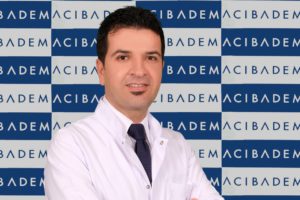 Acıbadem Dr. Şinasi Can (Kadıköy) Hastanesi Fizik Tedavi ve Rehabilitasyon Uzmanı Doç. Dr. Emrullah Hayta, toplumda kadın hastalığı olarak bilinmesine karşın fibromiyaljinin aslında erkekleri de tehdit ettiğine dikkat çekerek, “Son yıllarda yapılan çalışmalar, fibromiyaljinin erkeklerde de sık görüldüğünü ortaya koyuyor. Hatta bazı epidemiyolojik çalışmalar neredeyse kadınlar ile aynı sıklıkta görüldüğünü bildiriyor. Bu sıklık kadınlarda yüzde 3.8-4.8 erkeklerde de yüzde 1.6-4.8 oranında değişiyor. Türkiye’de de 600 bin ile bir milyon arasındaki erkeğin fibromiyalji hastası olduğu tahmin ediliyor” dedi. Fibromiyaljinin kadın hastalığı olarak düşünülmesinin en önemli nedenleri ise erkeklerin ağrı semptomlarıyla doktora başvurmada kadınlara göre daha isteksiz davranmaları ve tanı için şart görülen vücuttaki hassas nokta sayısının erkeklerde daha az olması. Ancak 2010 yılında revize edilen teşhis protokolünün kullanımının yaygınlaşmasıyla birlikte artık daha fazla erkeğe fibromiyalji tanısı konuluyor.