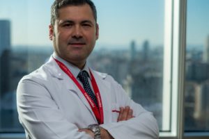 İnme, kalp krizi, aort anevrizmaları gibi sorunlara neden olan hipertansiyon, tüm dünyada yaygın olarak görülen kronik hastalıkların başında geliyor. Yüksek tansiyonun önemli sebeplerinden biri de böbrek üstü bezleri tarafından aldosteron hormonunun aşırı miktarda salgılanması olarak gösteriliyor. 30 yaşın altında veya 50 yaş üstünde, üçten fazla ilaç ile ancak kontrol altına alınabilen dirençli ve kontrolsüz hipertansiyona neden olan aldosteron hormonunun yüksekliği, hayati risklere neden olabiliyor. Memorial Ankara Hastanesi Endokrinoloji ve Metabolizma Hastalıkları Bölümü’nden Doç. Dr. Ethem Turgay Cerit, aldosteron hormonu yüksekliğine bağlı gelişen hipertansiyon hakkında bilgi verdi.