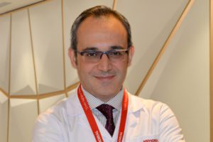 Toplumda sık görülen omurga eğriliği yani skolyoz, hareket kabiliyetini ciddi ölçüde kısıtlayarak yaşam kalitesini düşürebiliyor. Doğuştan gelen ya da sonradan oluşabilen bu rahatsızlık, kişinin yaşı ve hastalığın derecesine göre modern yöntemlerle tedavi edilebiliyor. Memorial Bahçelievler ve Hizmet Hastaneleri Omurga Sağlığı Merkezi’nden Doç. Dr. Onur Yaman, “1- 30 Haziran Skolyoz Farkındalık Ayı”nda skolyoz ve tedavi yöntemleri hakkında bilgi verdi.