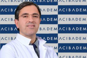 Acıbadem Altunizade Hastanesi Kardiyoloji Uzmanı Prof. Dr. Sinan Dağdelen, “Covid-19 tedavisi sürecinde ve sonrasında yaşanan sorunlar, uzun dönemli etkiler yapılan araştırmalarla bir bir ortaya çıktıkça almamız gereken önlemler, dikkat etmemiz gereken noktalar da artıyor. Çünkü hastalıktan en çok etkilenen yapılar, solunum ile kalp ve damar sistemleri olarak karşımıza çıkıyor. Kalp damar sisteminde meydana gelebilecek sorunların her biri hayatı tehdit edecek ciddiyette olabiliyor” dedi.