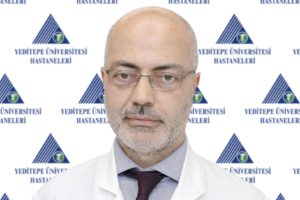 Trafik, kalabalık, yoğun iş temposu, sorunlu ikili ilişkiler gibi günlük hayatta mücadele edilen her şey stresi tetikliyor. Çağın hastalığı olan stresin beraberinde birçok hastalığı getirdiğini söyleyen Yeditepe Üniversitesi Hastaneleri, Endokrin Cerrahi Uzmanı Prof. Dr. Erhan Ayşan, önemli açıklamalarda bulundu. Başta tiroid olmak üzere tüm endokrin organların, kadınlarda yumurtalıklar ve meme; erkeklerde prostat bezinin stresten çok fazla etkilendiğini dile getiren Prof. Dr. Erhan Ayşan, şu bilgileri verdi: “Tiroid bezinden T3 ve T4 isimli hormonlar salgılanır ve stres bu hormonların salgı ritmini bozar. Aşırı hormon salgısı, günlük hayatımıza endişe, terleme, kilo kaybı, uyku bozuklukları olarak yansıyor. Yetersiz hormon salgısında ise hasta kilo alıyor, halsizlik, bitkinlik, isteksizlik, depresyon, aşırı uyku isteği, kabızlık, şişkinlik sorunları yaşayabiliyor. Saç dökülmesi ve cilt kuruluğu da strese bağlı olarak ortaya çıkan hormonal salgı ritminin bozulmasının sonuçlarıdır.”