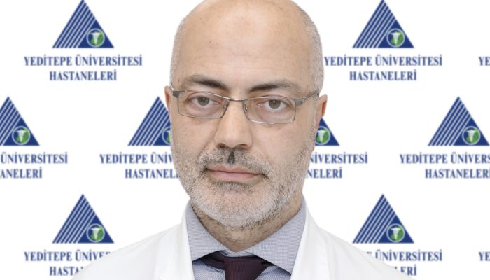 Trafik, kalabalık, yoğun iş temposu, sorunlu ikili ilişkiler gibi günlük hayatta mücadele edilen her şey stresi tetikliyor. Çağın hastalığı olan stresin beraberinde birçok hastalığı getirdiğini söyleyen Yeditepe Üniversitesi Hastaneleri, Endokrin Cerrahi Uzmanı Prof. Dr. Erhan Ayşan, önemli açıklamalarda bulundu. Başta tiroid olmak üzere tüm endokrin organların, kadınlarda yumurtalıklar ve meme; erkeklerde prostat bezinin stresten çok fazla etkilendiğini dile getiren Prof. Dr. Erhan Ayşan, şu bilgileri verdi: “Tiroid bezinden T3 ve T4 isimli hormonlar salgılanır ve stres bu hormonların salgı ritmini bozar. Aşırı hormon salgısı, günlük hayatımıza endişe, terleme, kilo kaybı, uyku bozuklukları olarak yansıyor. Yetersiz hormon salgısında ise hasta kilo alıyor, halsizlik, bitkinlik, isteksizlik, depresyon, aşırı uyku isteği, kabızlık, şişkinlik sorunları yaşayabiliyor. Saç dökülmesi ve cilt kuruluğu da strese bağlı olarak ortaya çıkan hormonal salgı ritminin bozulmasının sonuçlarıdır.”
