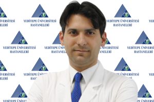 Özellikle baş üstü aktivitelerle uğraşan sporcularda karşılaşılan omuz sıkışma sendromunun görülme sıklığı artmaya başladı. Özellikle içinde bulunduğumuz bu dönemde evde geçirilen süreyle birlikte ev temizliği ve hijyenin öneminin artması, uzun süre masa başında oturmanın omuz sıkışma sendromunu tetiklediğini belirten Yeditepe Üniversitesi Hastaneleri Ortopedi ve Travmatoloji Uzmanı Doç. Dr. Hakan Turan Çift, omuz ağrısı ile başvuranların yüzde 40 ila 60’ının omuz sıkışma sendromu tanısı aldığına işaret etti