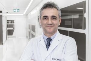 NASH, yani non-alkolik steatohepatit adı verilen hastalık, alkole bağlı olmayan karaciğer yağlanmasının iltihapla birlikte seyretmesi sonucu ortaya çıkıyor. Türkiye’de 19 milyonun üstünde yağlı karaciğer hastası var. Bunlardan 4 milyonu siroz riski de taşıyan NASH hastası. Bu hastalık vücutta karaciğere özgü sinyal vermediği için, hastalık sinsi ilerliyor. Sinyal verecek noktaya geldiğinde ise artık hastalığın geri dönüşü maalesef olmuyor. Bu sebeple; karaciğer yağlanmasında erken müdahale ve önlemler hayat kurtarır.