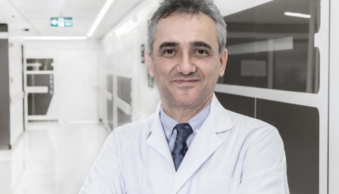 NASH, yani non-alkolik steatohepatit adı verilen hastalık, alkole bağlı olmayan karaciğer yağlanmasının iltihapla birlikte seyretmesi sonucu ortaya çıkıyor. Türkiye’de 19 milyonun üstünde yağlı karaciğer hastası var. Bunlardan 4 milyonu siroz riski de taşıyan NASH hastası. Bu hastalık vücutta karaciğere özgü sinyal vermediği için, hastalık sinsi ilerliyor. Sinyal verecek noktaya geldiğinde ise artık hastalığın geri dönüşü maalesef olmuyor. Bu sebeple; karaciğer yağlanmasında erken müdahale ve önlemler hayat kurtarır.