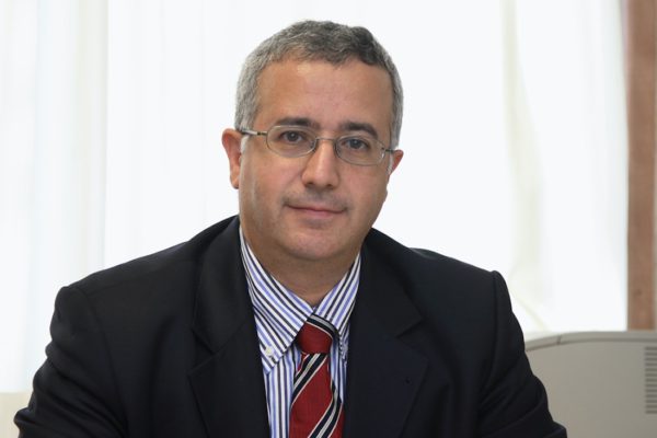 Sakın “Kanmayın! Hepatit C’yi Atlamayın!” Hepatit C, kan yoluyla bulaşan bir hastalıktır.2 Hepatit C enfeksiyonu, karaciğer hasarına bağlı belirtilerin ortaya çıkışına kadar yıllar boyunca sessiz kalırken, uzun dönemde siroz ve karaciğer kanserine neden olabilmektedir.2 Dünya genelinde 71 milyon kişinin2, ülkemizde ise yaklaşık 250.000-550.000 erişkin kişinin HCV ile enfekte olduğu düşünülmektedir.3