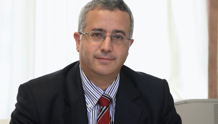 Hepatit C, kan yoluyla bulaşan bir hastalıktır.2 Hepatit C enfeksiyonu, karaciğer hasarına bağlı belirtilerin ortaya çıkışına kadar yıllar boyunca sessiz kalırken, uzun dönemde siroz ve karaciğer kanserine neden olabilmektedir.2 Dünya genelinde 71 milyon kişinin2, ülkemizde ise yaklaşık 250.000-550.000 erişkin kişinin HCV ile enfekte olduğu düşünülmektedir.3