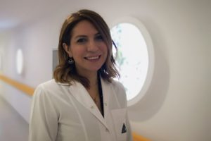 Halk arasında atom tedavisi olarak bilinen, ışın yayan iyot atomunun hastaya verilmesi işlemi son yıllarda birçok kanser tedavisine umut oluyor. Hedefe yönelik moleküllerin, nükleer tıp laboratuvarında işaretlenerek çoğunlukla damar yoluyla hastaya verildiğini anlatan Nükleer Tıp Uzmanı Doç. Dr. Nalan Alan Selçuk, "Tiroid kanseri hastaları, yüzde 90 üzerinde bir kez iyot alarak tedavi oluyor. Bu işlem nöroendokrin tümörlerde ise yüzde 82 oranında tedaviye katkı sağlıyor" dedi.
