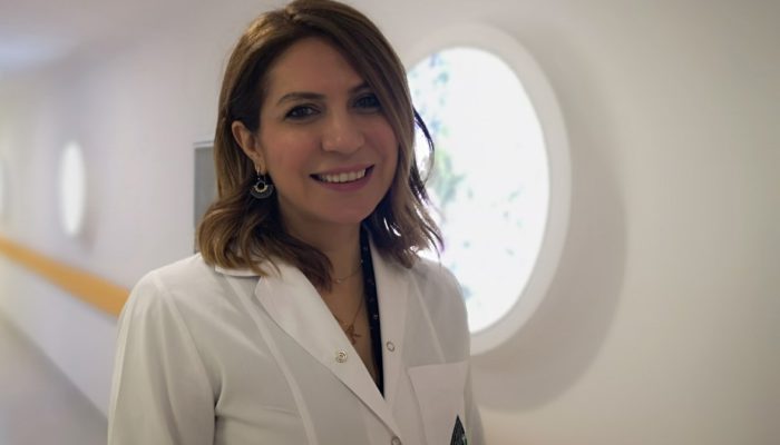 Halk arasında atom tedavisi olarak bilinen, ışın yayan iyot atomunun hastaya verilmesi işlemi son yıllarda birçok kanser tedavisine umut oluyor. Hedefe yönelik moleküllerin, nükleer tıp laboratuvarında işaretlenerek çoğunlukla damar yoluyla hastaya verildiğini anlatan Nükleer Tıp Uzmanı Doç. Dr. Nalan Alan Selçuk, "Tiroid kanseri hastaları, yüzde 90 üzerinde bir kez iyot alarak tedavi oluyor. Bu işlem nöroendokrin tümörlerde ise yüzde 82 oranında tedaviye katkı sağlıyor" dedi.