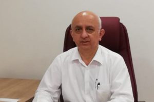 İstanbul Üniversitesi Tıp Fakültesi KBB Hastalıkları Ana Bilim Dalı Öğretim Üyesi Prof. Dr. Yahya Güldiken, her 1000 doğumda bir ila üç oranında ileri ve çok ileri derecede işitme kaybına sahip çocuğun olduğunu belirtti. Güldiken, tedavi edilmezse işitme kaybıyla gelen sosyal izolasyon ve içine kapanmanın demans ve alzheimer gibi hastalıklara sebebiyet verebileceğine dikkat çekti.