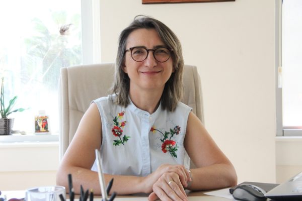 Migrenin Türkiye’ye ekonomik yükü 27,9 milyar TL! Küresel Migren ve Ağrı Derneği tarafından, Lilly’nin desteğiyle hazırlanan Türkiye Migren Raporu yayımlandı. Sıklığı ve şiddetiyle yaşam kalitesini ciddi derecede olumsuz etkileyen bir baş ağrısı tipi olan migren, hastaların yaşam kalitelerini olumsuz etkilerken, ülke ekonomisi üzerinde ciddi bir yük oluşturuyor. Hekim, hasta, hasta yakını ve toplum perspektifinden migrene ilişkin genel durum, farkındalık düzeyi ve güncel ihtiyaçları ortaya koyan Türkiye Migren Raporu, migrenin ekonomik yükünü de gözler önüne seriyor. Hastalık farkındalığı araştırması ve migren hastalık maliyet çalışması olmak üzere iki bölümden oluşan Türkiye Migren Raporu, toplumda migren ve migren tedavisine yönelik farkındalık düzeyini artırma ve migrenin ekonomik yükünü ortaya koyma hedefiyle hazırlandı.