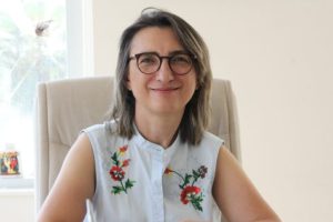 Küresel Migren ve Ağrı Derneği tarafından, Lilly’nin desteğiyle hazırlanan Türkiye Migren Raporu yayımlandı. Sıklığı ve şiddetiyle yaşam kalitesini ciddi derecede olumsuz etkileyen bir baş ağrısı tipi olan migren, hastaların yaşam kalitelerini olumsuz etkilerken, ülke ekonomisi üzerinde ciddi bir yük oluşturuyor. Hekim, hasta, hasta yakını ve toplum perspektifinden migrene ilişkin genel durum, farkındalık düzeyi ve güncel ihtiyaçları ortaya koyan Türkiye Migren Raporu, migrenin ekonomik yükünü de gözler önüne seriyor. Hastalık farkındalığı araştırması ve migren hastalık maliyet çalışması olmak üzere iki bölümden oluşan Türkiye Migren Raporu, toplumda migren ve migren tedavisine yönelik farkındalık düzeyini artırma ve migrenin ekonomik yükünü ortaya koyma hedefiyle hazırlandı.