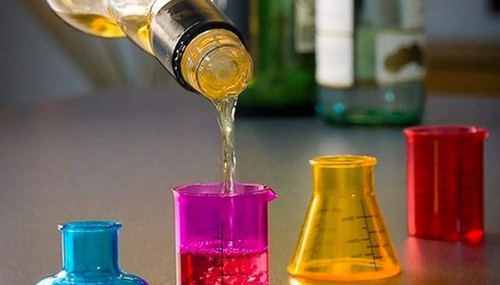 Türk Oftalmoloji Derneği, pandemi döneminde geçen yıl sadece Ekim ayı içerisinde 70 kişinin metil alkol zehirlenmesinden hayatını kaybettiğini açıkladı. Nörooftalmoloji Birim Sekreteri Prof. Dr. Ebru Nevin Çetin yaptığı açıklamada, özellikle yasadışı alkollü içki yapımında kullanılan metil alkol zehirlenmesinin hem ölüm hem de körlük ile sonuçlanabileceğini söyledi.